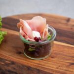 Lufttørret skinke med rygeostcreme og forårsløg