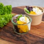 Syrnet og drænet flødeost med limeskal og honningsyltet græskar