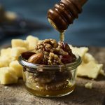 Nødder i honning - God til salte og kraftige oste