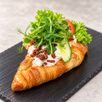Kylling & bacon - Cremet kyllingesalat, sprød bacon, frisk salat, agurk, tomat og karse. En skøn kombination af sprødt, cremet og friskt.