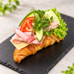 Skinke & ost - Ålerøget skinke, vesterhavsost, let krydret aioli, frisk salat, tomat, agurk og friske urter. En lækker kombination af milde, cremede og friske smagsnuancer.